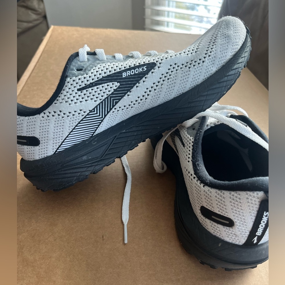 Brooks Revel 6 Black and White Running Shoes - Picture 16 of 16